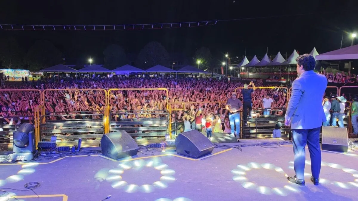 ExpoTarauacá tem noite gospel com forte movimento de vendas