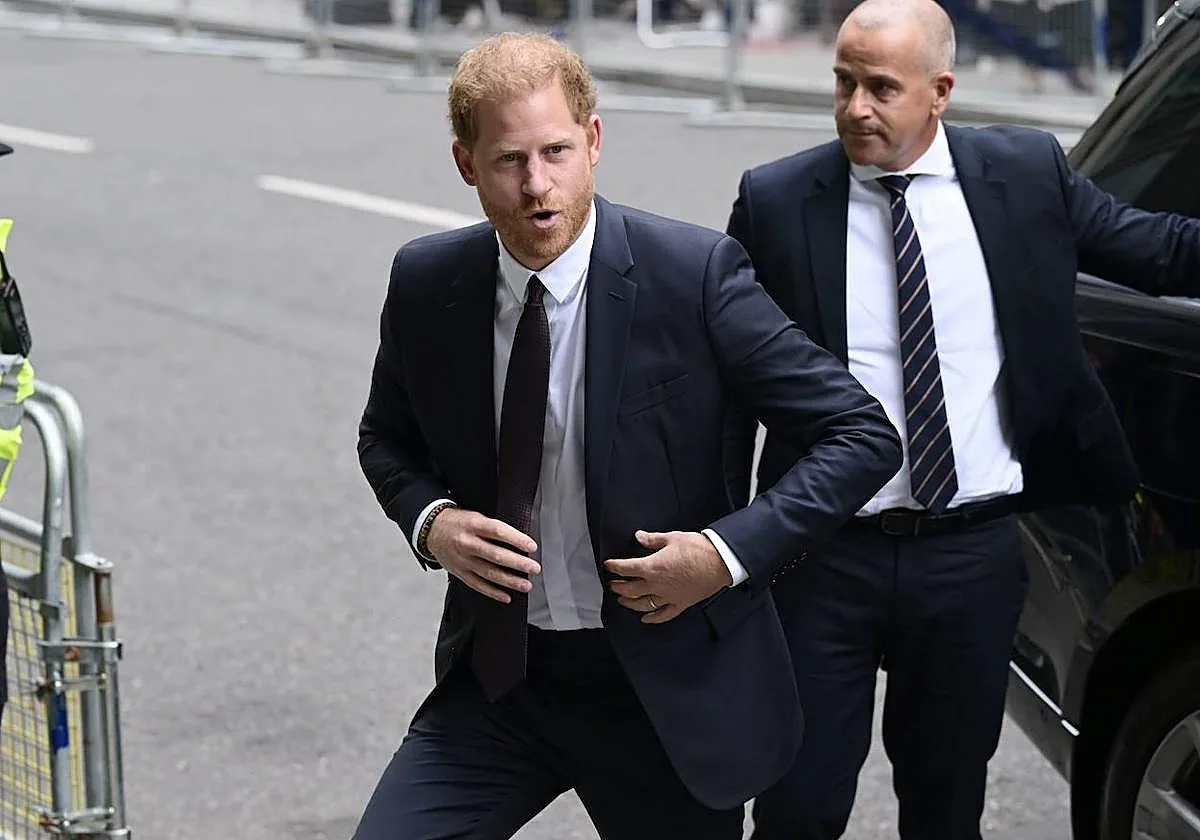 El Príncipe Harry llega a Reino Unido con una deuda de 11 millones de euros por su última derrota legal
