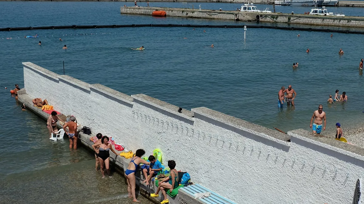 Mauer dazwischen! - An diesem Strand in Italien baden Männer und Frauen getrennt