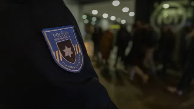 Adolescente espancado (e esfaqueado) por cerca de 30 jovens em Camarate