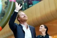 Harry e Meghan Markle viajam em jato de luxo para retorno ao Reino Unido
