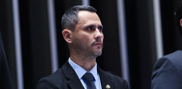 TRE-MG suspende propaganda de Cleitinho por falta de legendas