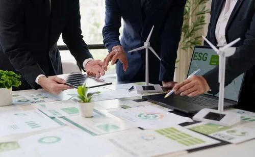 España y Bloomberg anuncian alianza para crear acelerador de energía verde; buscan reforzar infraestructura eléctrica