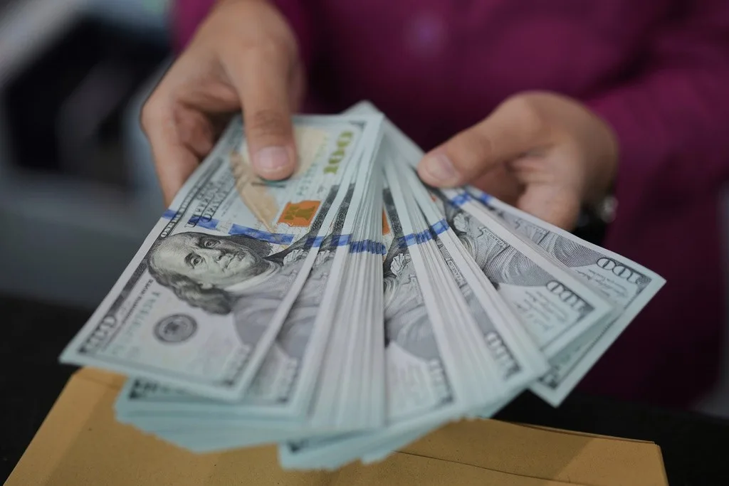 Dólar opera em alta, com negociações entre EUA e Irã no radar