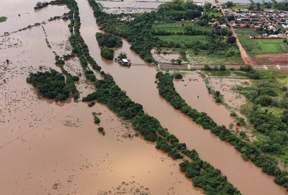 VÍDEO: Rio Dourados sobe e água se aproxima de áreas ocupadas por ribeirinhos em MS