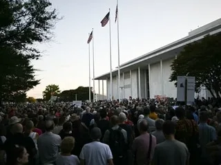 « Pas touche au Kennedy Center » : à Washington, une chaîne humaine face aux assauts de Trump