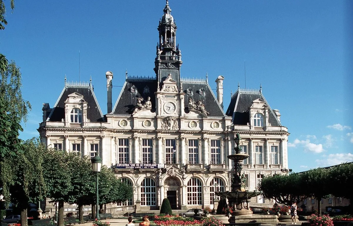 Mobilisation du 17 octobre : Toit et beffroi effondrés… La mairie de Limoges incendiée lors des violences