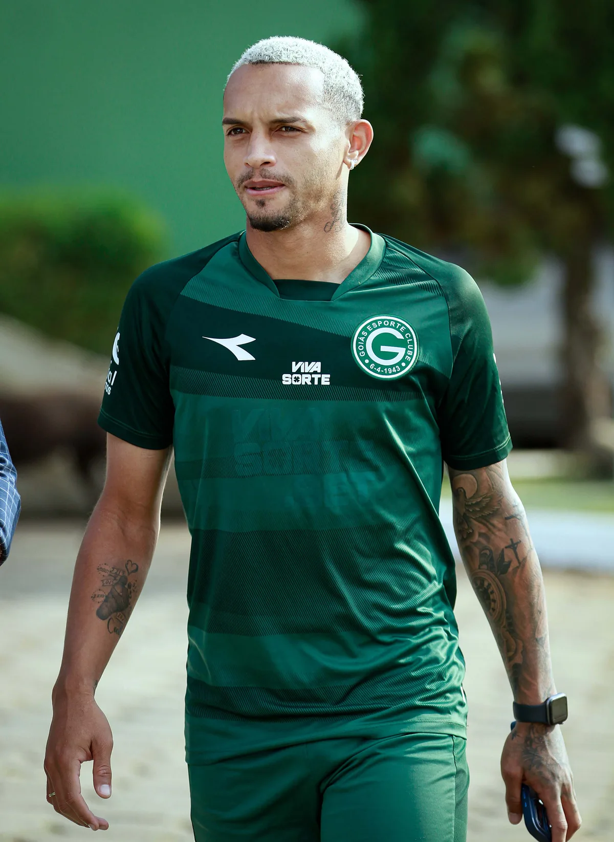 De volta ao time titular do Goiás, Felipe Clemente faz golaço de calcanhar e brilha em vitória