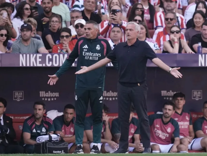 Mourinho arremete contra el árbitro y el VAR tras la derrota