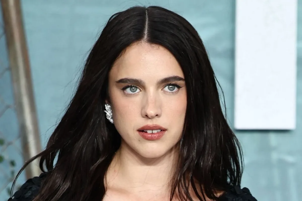Margaret Qualley reapareció tras separarse de Jack Antonoff y sorprendió con el calzado más arriesgado de Chanel