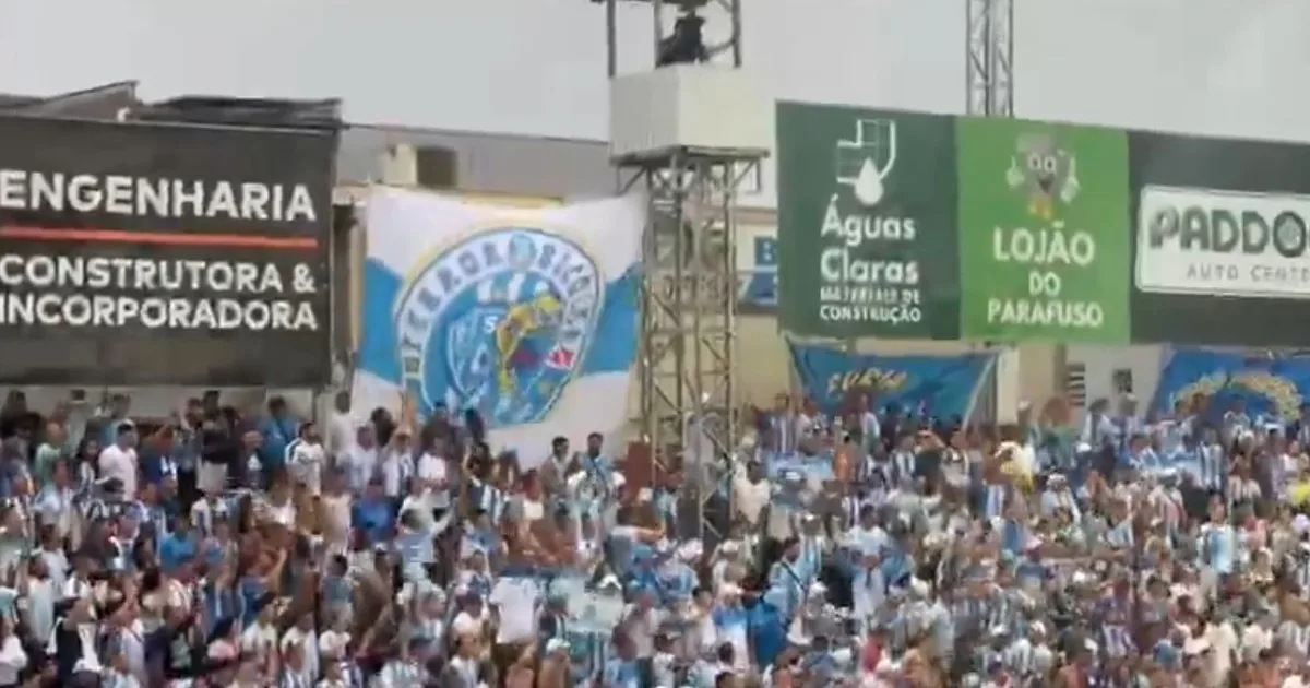 Video: en Brasil se suspendió un partido por el ascenso porque se movía la tribuna