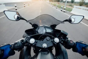 Aplicativo terá que indenizar passageira ferida em corrida de moto