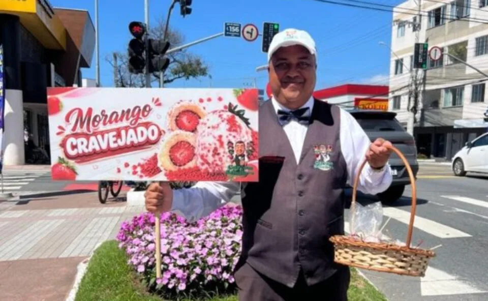 Garçom vende 300 morangos cravejados em único dia e fatura R$ 4,5 mil