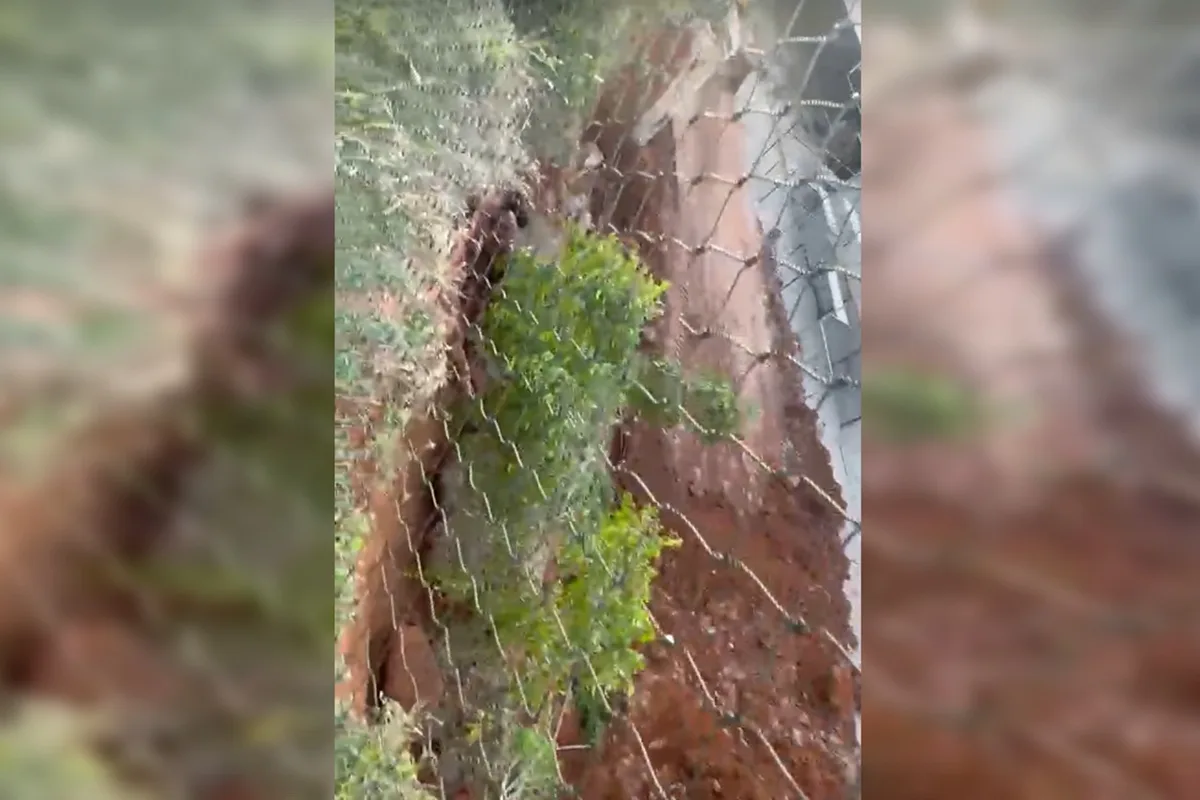Obra "faraônica" que invadiu área pública foi embargada pela DF Legal