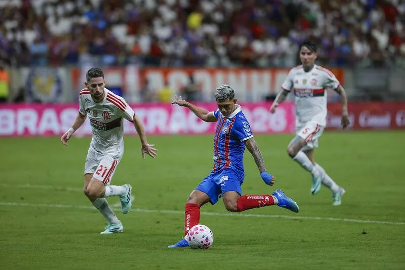 Flamengo vence Bahia por 3 a 0 e retoma liderança do Brasileirão