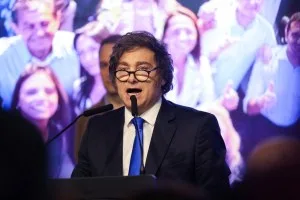 Milei associa aborto à queda da natalidade e diz que Argentina paga preço econômico
