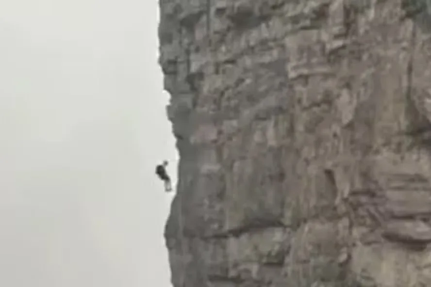 Alpinista fica suspenso por horas em montanha na Itália; veja vídeo