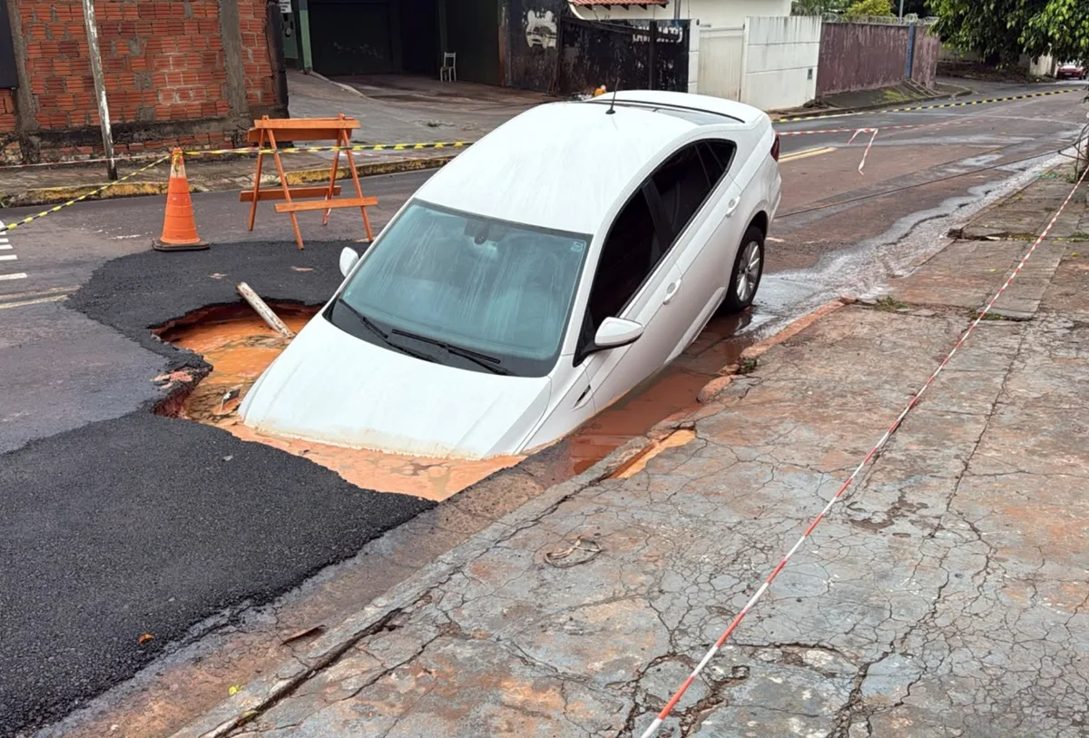 Companhia inicia recuperação de rua e diz que presta apoio a motorista que teve carro ‘engolido’ por cratera