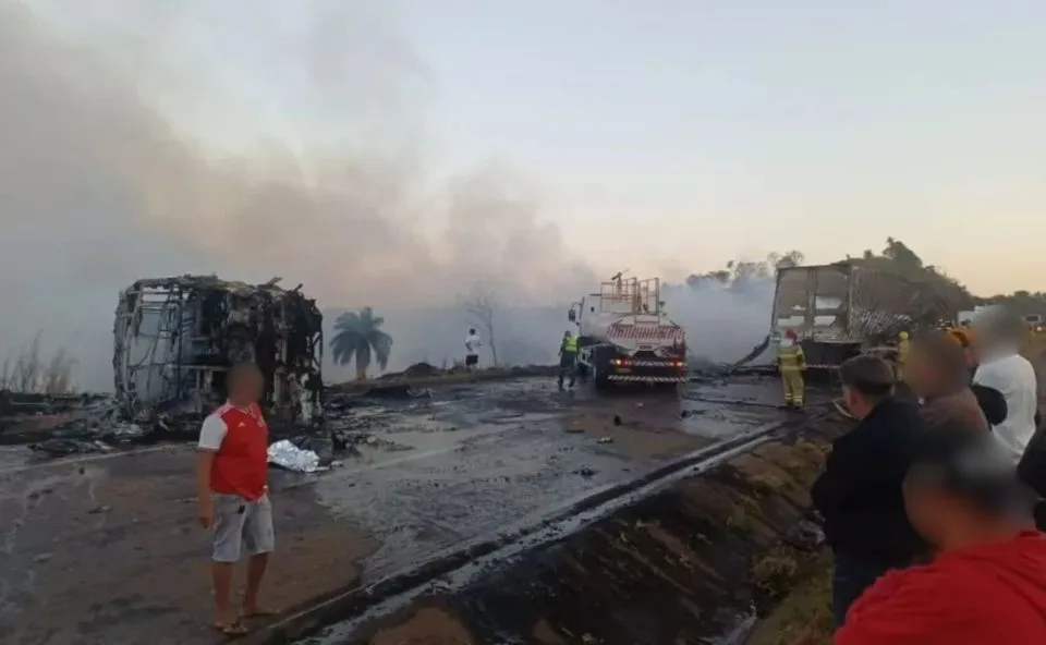Acidente entre ônibus que transportava trabalhadores e caminhão deixa dois mortos e 23 feridos na BR-040