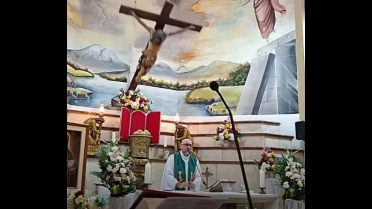 Padre morre após ser atingido por cruz de madeira durante missa transmitida ao vivo no Equador