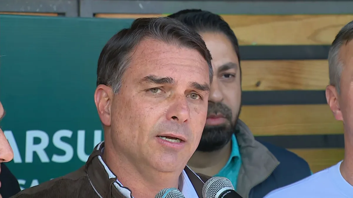 Flávio Bolsonaro diz considerar 'inadmissível' Alexandre de Moraes seguir como ministro do STF após conversas com Vorcaro