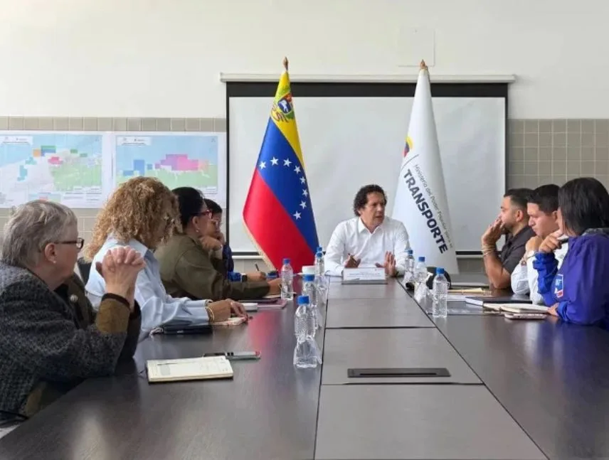 Autoridades impulsan plan para mejorar el transporte público