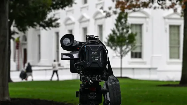 Justiça ordena à Casa Branca que levante veto à CNN, MSNBC e Politico