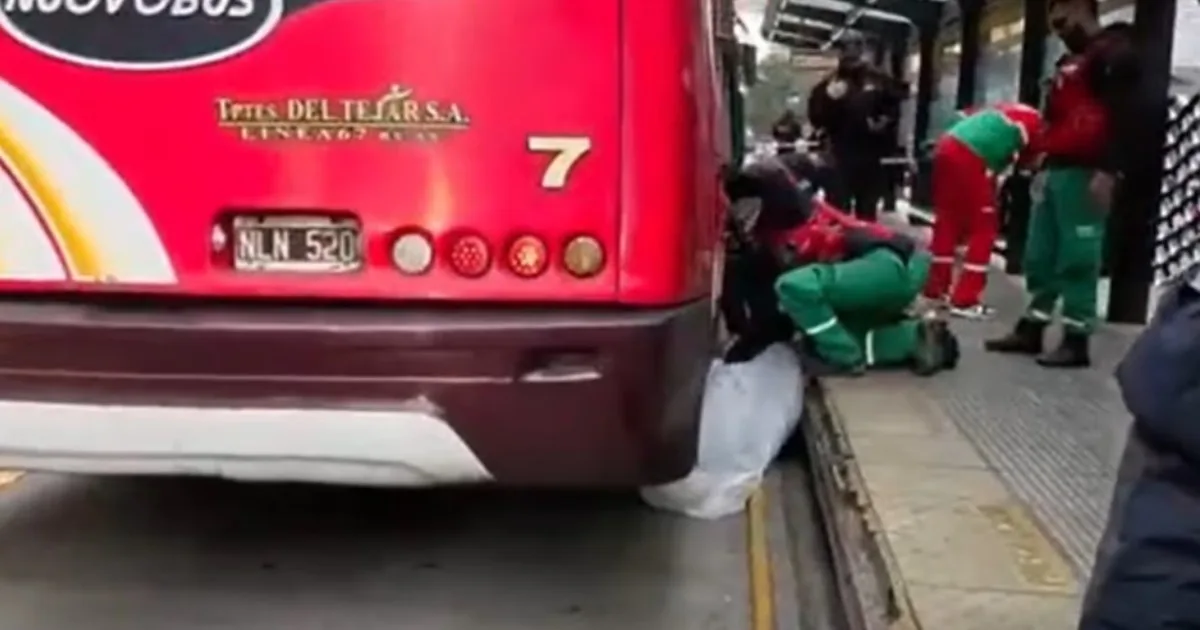 Tragedia en Colegiales: una jubilada bajaba del colectivo, se le enganchó un pie y murió tras ser arrastrada en un carril del Metrobus