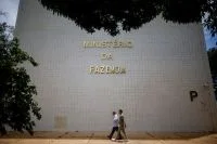 Wall Street fecha queda com perspectivas para inflação e gastos com IA