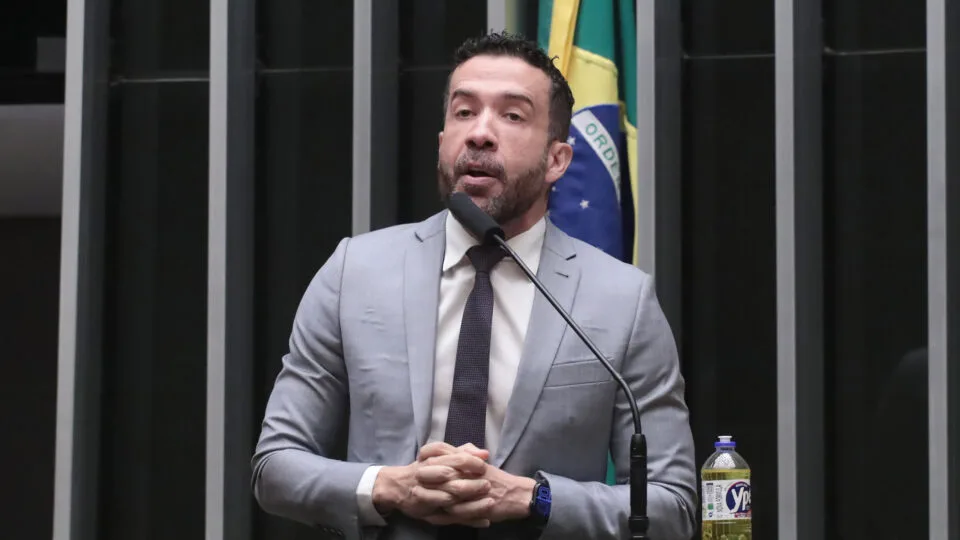 Juiz rejeita ação de Bolsonaro contra Janones por acusação de mandar matar Lula e Alckmin