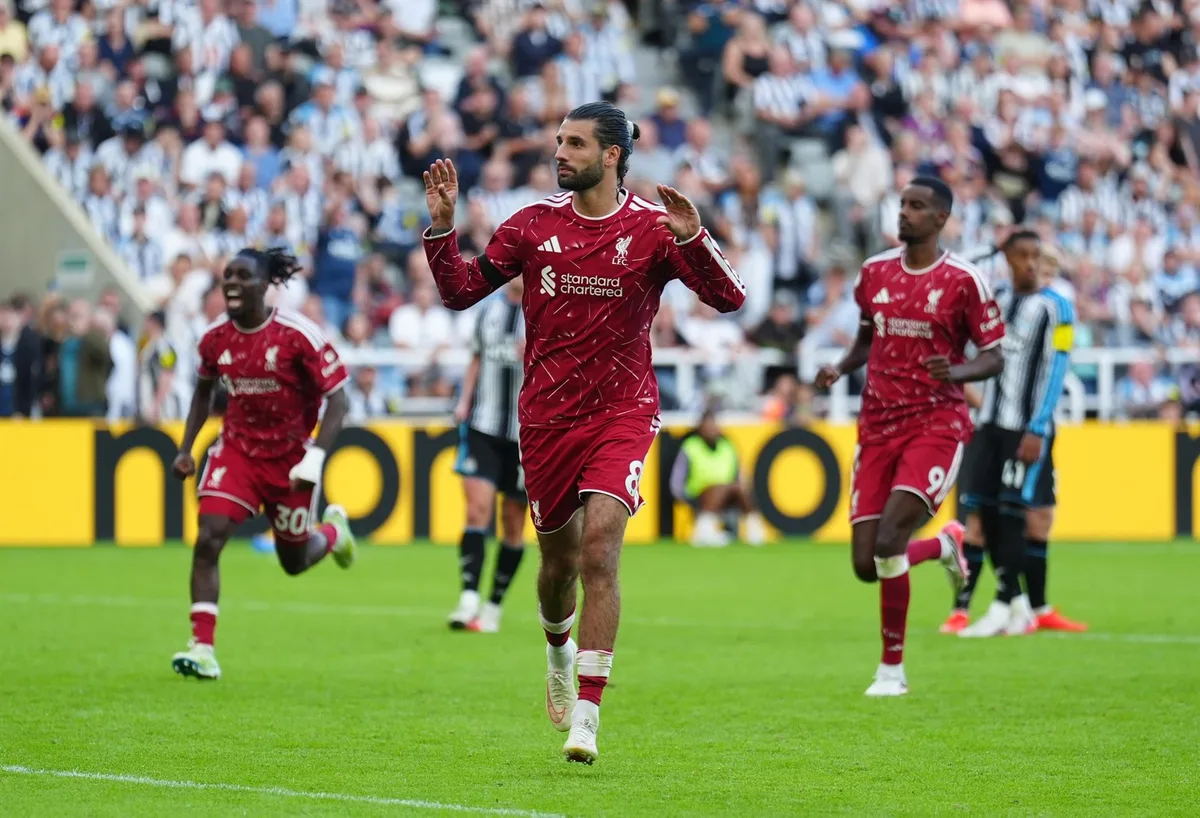(Crónica) El Liverpool de Iraola y Víctor Muñoz salva el debut en el 99'