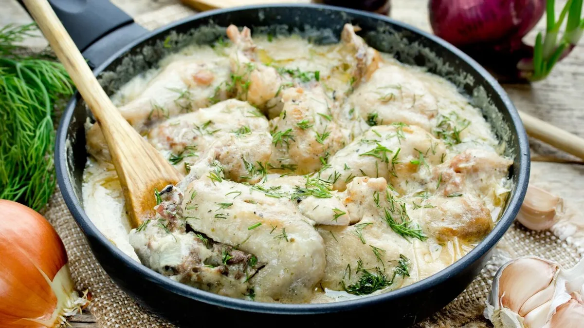 Pollo a la crema con papas y queso al horno: una receta fácil, abundante y económica para los días fríos