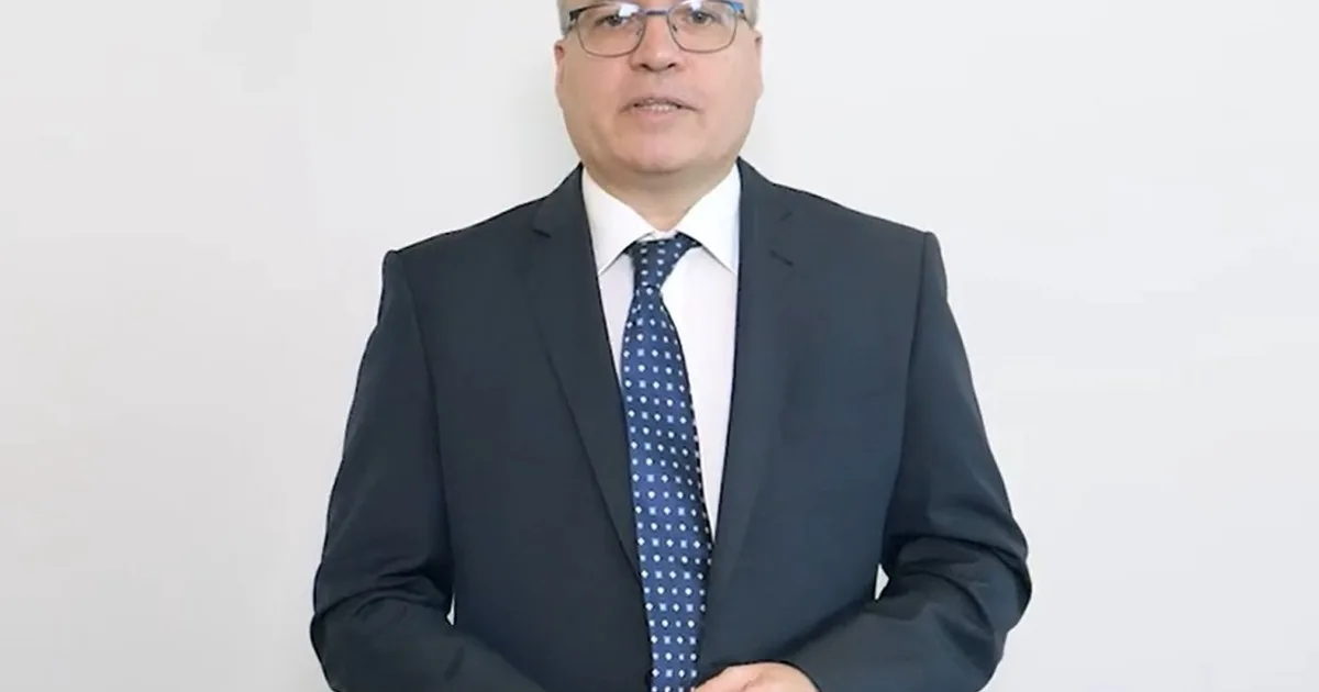 Francisco José Tarazona, geriatra: “El miedo excesivo a caerse lleva a caminar de forma más rígida, reducir la actividad física y perder fuerza muscular”