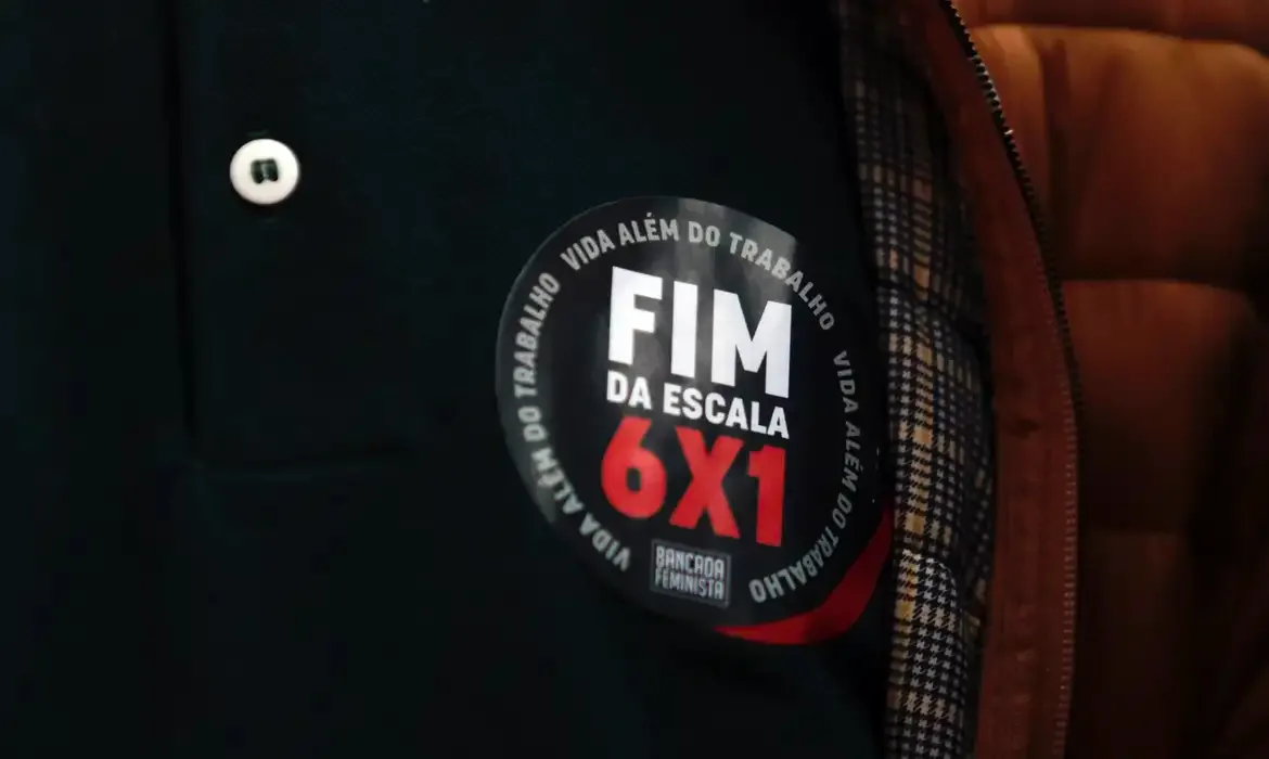 Apoio ao fim da 6×1 chega a 96% nas redes enquanto críticas a Flávio Bolsonaro disparam
