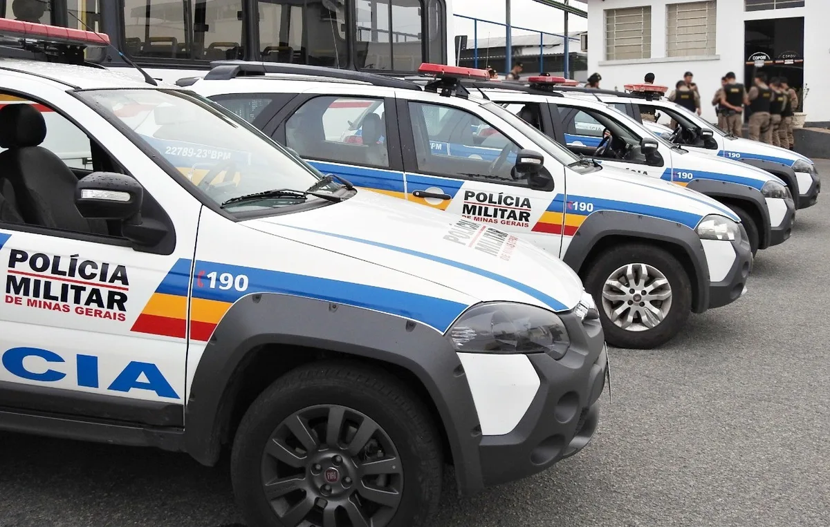 Homem em situação de rua é preso após perseguir e jogar saco de lixo em mulher em Divinópolis