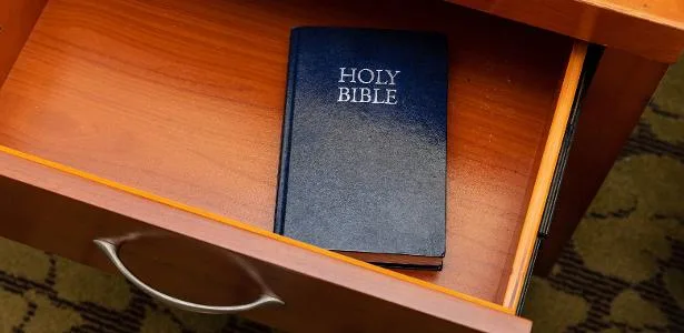 O mistério por trás das Bíblias deixadas nas gavetas de quartos de hotéis