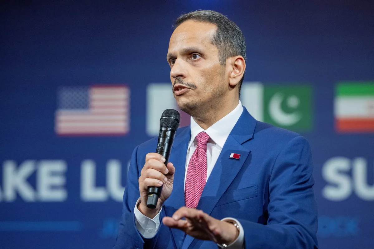 El primer ministro de Qatar llega a Irán para relanzar el diálogo con Estados Unidos y abordar el futuro del estrecho de Ormuz