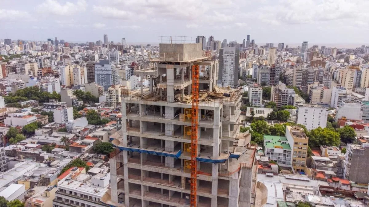 El costo de la construcción subió 2,1% en julio y en 2026 acumuló un alza de casi 20%