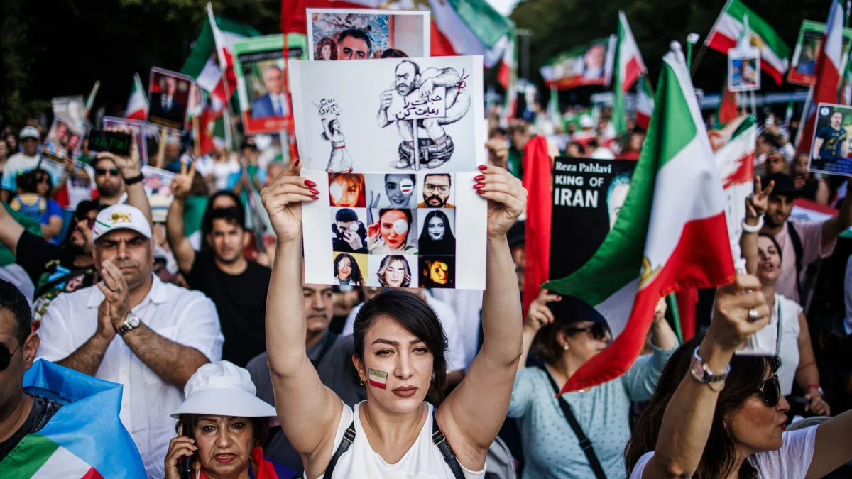 Frau – Leben – Freiheit: Könnte Deutschland gegen iranische Täter ermitteln?