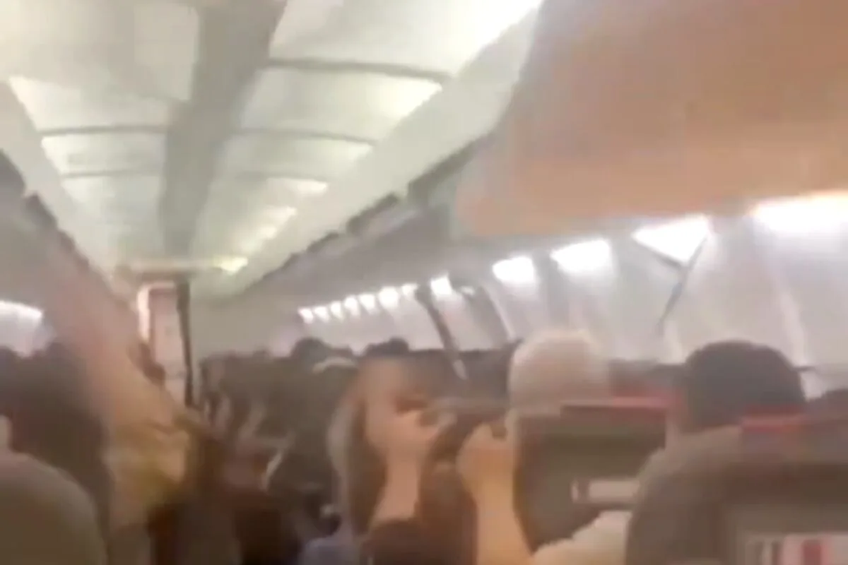 Un avión sufrió fuertes sacudidas tras despegar en Irán: se desprendió el techo y debió aterrizar de emergencia