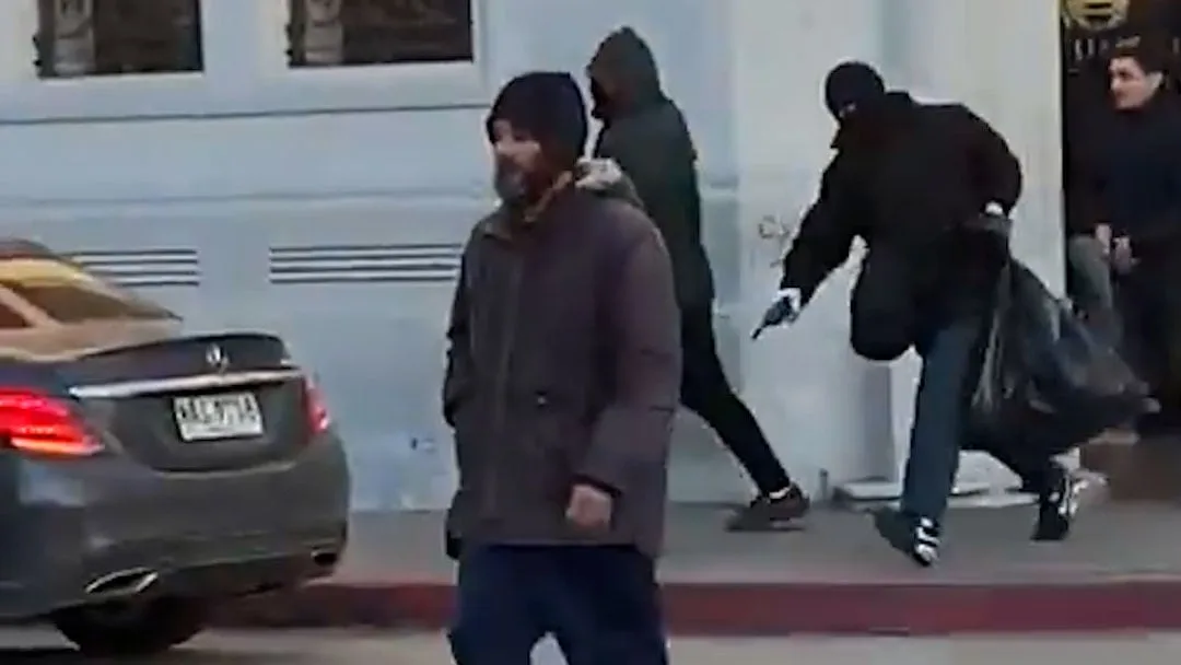 Asaltaron un banco en Uruguay en un minuto: en la fuga chocaron y robaron el auto a una familia para escapar