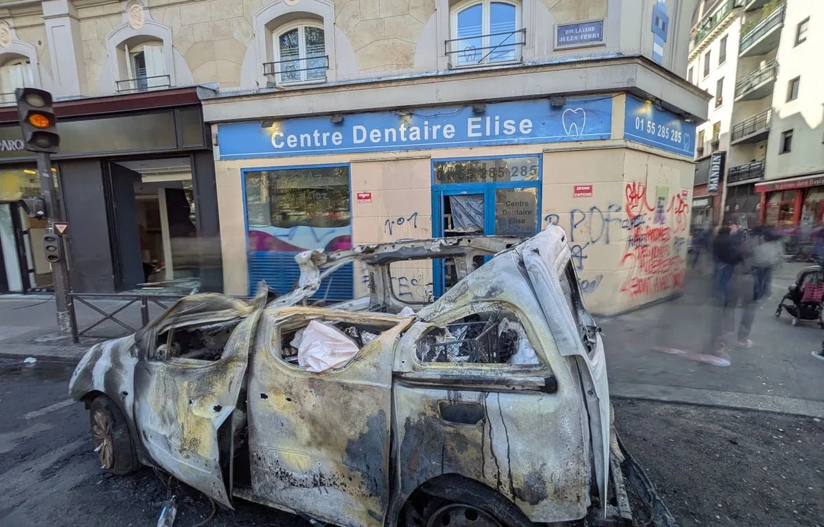 En images : Magasins pillés, vélos et camions brûlés… Paris se réveille avec la gueule de bois