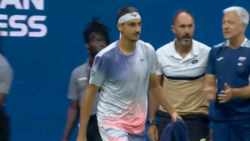 Italian underdog puts Zverev under pressure