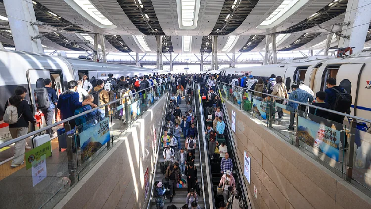 China's railways hit the return peak as holidaymakers head home