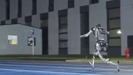 En Chine, un robot humanoïde enregistre une pointe à 12,6 mètres par seconde