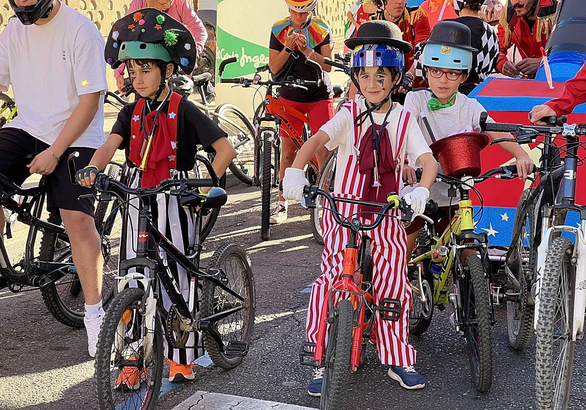 Miles de personas participan en León en el Día de la Bici