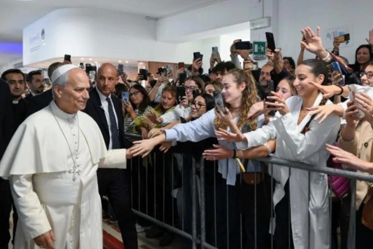 Papa Leão XIV recebe apoio de centenas de pessoas ao chegar a hospital
