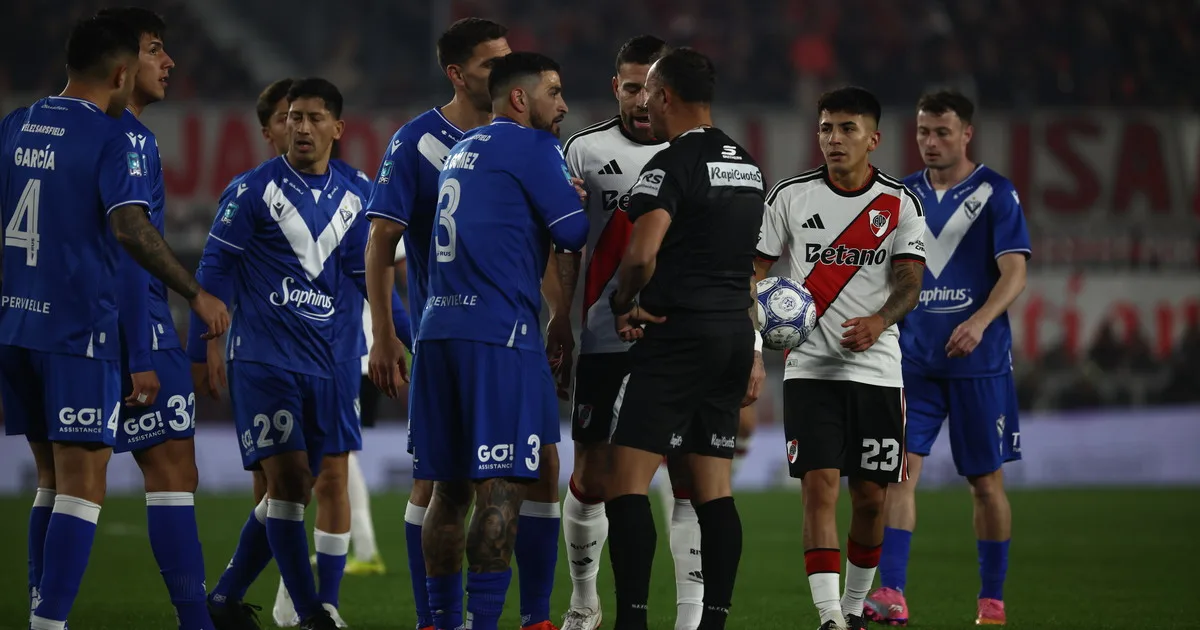 Con los hinchas que no le dejaron pasar una, así fue la vuelta de Darío Herrera al Monumental