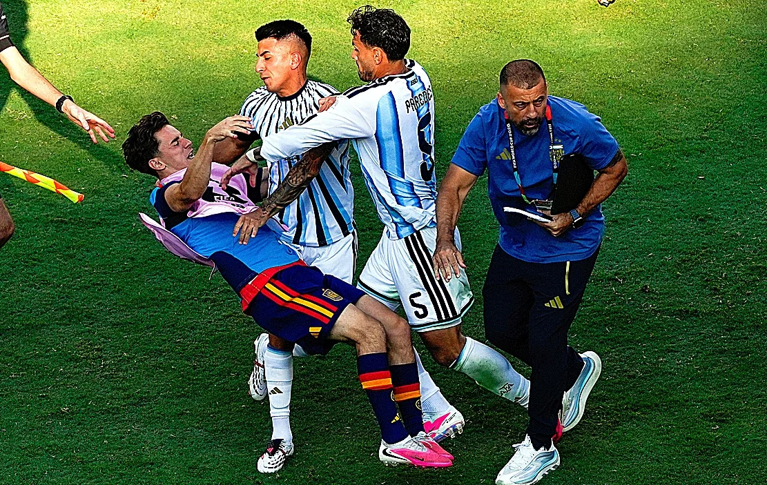La FIFA sanciona con 10 partidos a Paredes, siete a Molina, tres a Ayala, uno a Almada y uno a Gavi por las agresiones tras la final del Mundial
