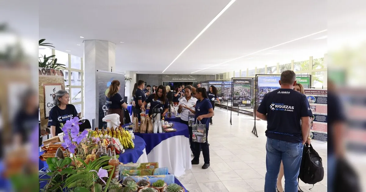 Amuvi leva Mostra Exposição Riquezas do Vale para a Assembleia Legislativa do Paraná